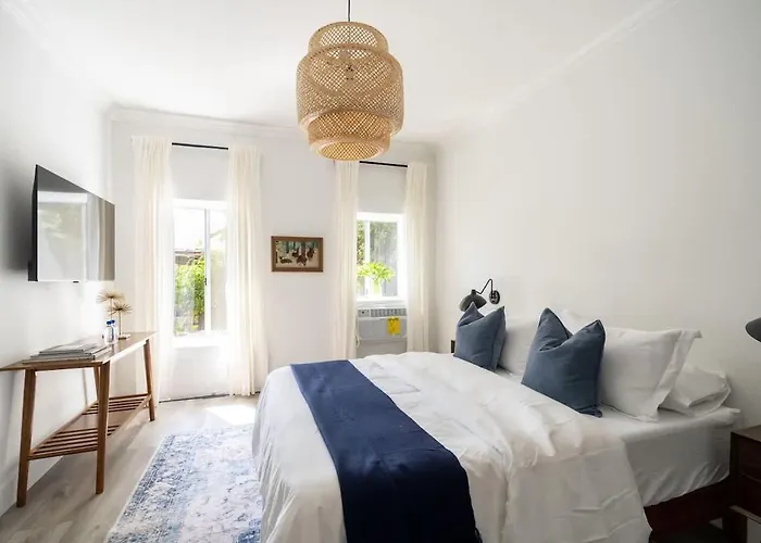 Studio Hideaway In Beachwood